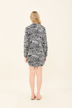 Carica l&#39;immagine nel visualizzatore di Gallery, Model Back: Uv Line Camicia Shirtdress Dalia Marinho Upf50+

