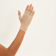 Carica l&#39;immagine nel visualizzatore di Gallery, Model Back: Uv Line Guanti Short Glove Chocolate Upf50+
