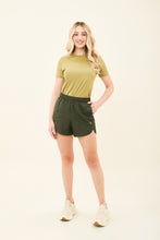 Carica l&#39;immagine nel visualizzatore di Gallery, Model Front: Uv Line Pantaloncino Da Da Fitness Short Race Verde Militar Upf50+

