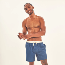 Carica l&#39;immagine nel visualizzatore di Gallery, Model Front: Uv Line Bermuda / Uomo Shorts Boxer Aco Off White Upf50+

