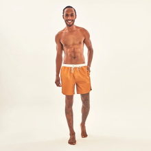 Carica l&#39;immagine nel visualizzatore di Gallery, Model Front: Uv Line Bermuda / Uomo Shorts Boxer Ocre Upf50+
