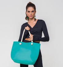 Carica l&#39;immagine nel visualizzatore di Gallery, Model Front: Uv Line Borsa Da Spiaggia Silicone Bag Turquesa
