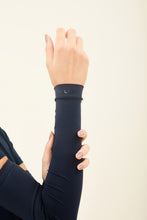 Carica l&#39;immagine nel visualizzatore di Gallery, Model Front: Uv Line Guanti Sun-Protection Sleeve Navy Upf50+
