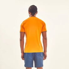 Carica l&#39;immagine nel visualizzatore di Gallery, Model Back: Uv Line Magliette Uomo T-Shirt Sport Fit Orange Upf50+
