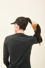 Carica l&#39;immagine nel visualizzatore di Gallery, Model Back: Uv Line Visiera Visor Elastic Preto Upf50+
